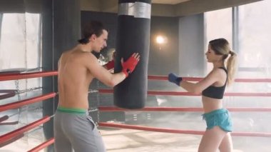 Spor salonunda antrenör ile eğitim sırasında çekici uygun kadın.