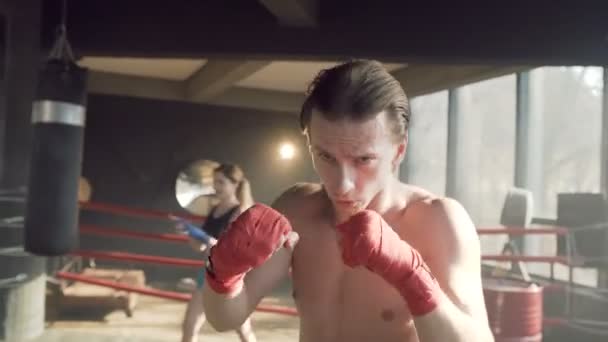 Boxeuse debout dans le ring de boxe . — Video