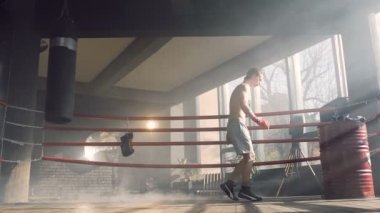 Boxer yüzük üzerinde erkek boxer dans.