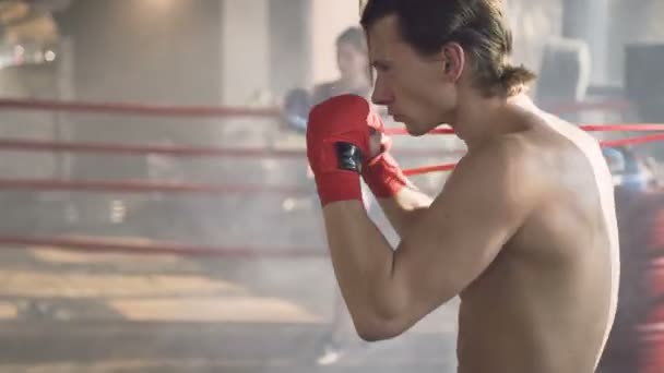 Zelfverzekerde jonge man opleiding in de boxing club. — Stockvideo