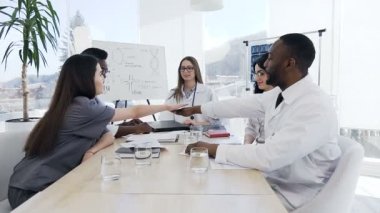 Eller bir araya getirmek ve yukarı kaldırarak beş doktor grup.