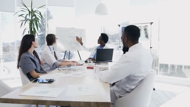 Equipo de cinco médicos reunidos en la sala de conferencias . — Vídeos de Stock