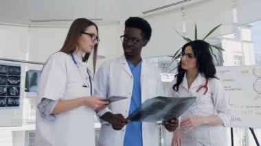 Dolly atış üç çok ulusal doktor hasta hastanın akciğerleri xray tartışıyor.