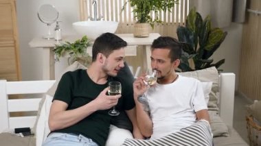 Erkek eşcinsel çift şarap gözlük Beyaz şarapla birlikte hafif oturma odası, yatakta yatan sorun. O gay, Eşcinsel, yaşam tarzı ve ilişki kavramı grubu