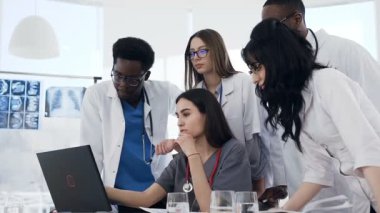 Doktor dizüstü birlikte konferans odasında kullanılması grup.