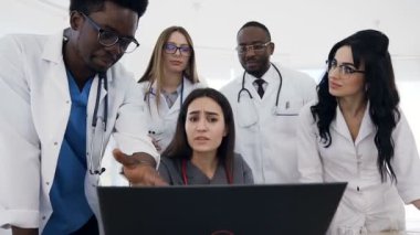 Beş genç doktorlar hastanede toplantısı.