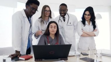Konferans odasında çalışma sırasında genç doktor grup.