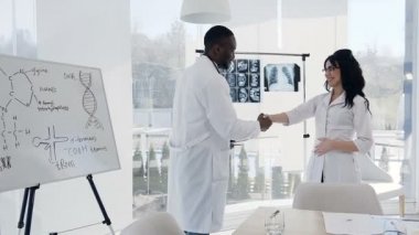 Hastanede birbirlerine el sıkışan iki genç doktor.