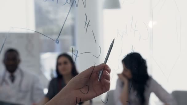 Médico femenino manos mostrando fórmulas tablero durante lection en con joven interno en la sala de conferencias . — Vídeo de stock