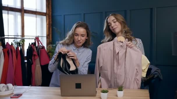 Duas mulheres de cabelo loira bonita demonstrando roupas para fazer vídeo blog sobre estilo de moda . — Vídeo de Stock