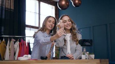 İki çekici beyaz kadın onu vlog sosyal medyada paylaşmak için öğretici makyaj kayıt.