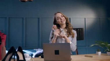 Çekici beyaz kadın kayıt onu vlog sosyal medyada paylaşmak için öğretici makyaj.