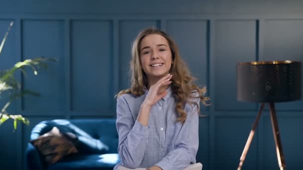 방 배경에 카메라에 귀여운 백인 여자 possing의 초상화. — 비디오