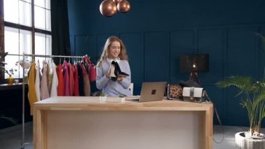 Trend Ayakkabı hakkında şık kadın Blogger çekim video blog Dolly shot.