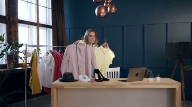 Moda tarzı ve trendleri hakkında video blog çekim sırasında genç kadının Dolly shot.