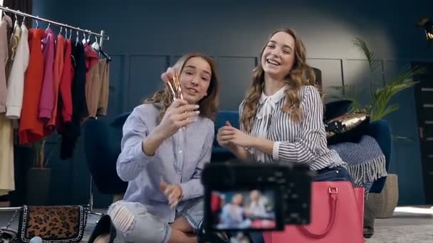 Två kvinnliga mode Blogger inspelning göra upp hand ledning för att dela på sociala medier i vlog. — Stockvideo