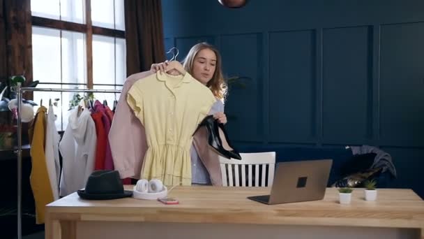 Όμορφη ξανθιά γυναίκα μαλλιά αποδεικνύοντας τάσεις ρούχα και παπούτσια κατά την πραγματοποίηση βίντεο blog για το στυλ της μόδας. — Αρχείο Βίντεο