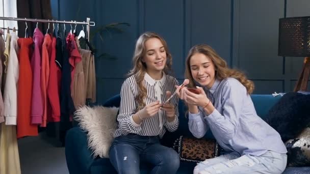 Jonge twee schattige vrouwen met behulp van camera om de opname make-up tutorial voor blog. — Stockvideo