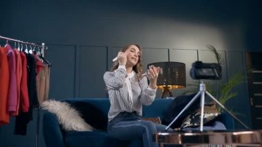 Sevimli kadın Blogger sırasında çekim video için güzellik blog.