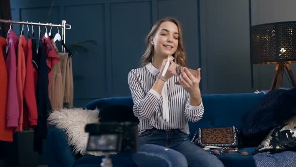 Pohledný blogger ženské krásy nahrává video výukového videa pro blog. — Stock video