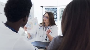 Tıbbi kadın doktor nörolog davranış analitik tartışma ile konferans ve nörolojik hastalıkların geliştirilmesi somethsing faktörleri gösteren. Tıp, sağlık, insan ve Nöroloji
