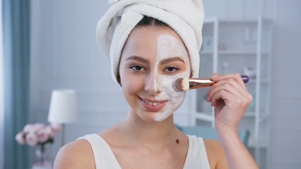 Portret van knappe vrouw toe te passen masker op het gezicht. — Stockvideo