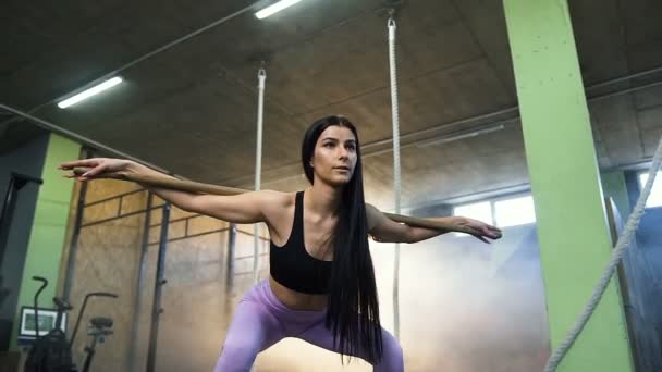 Hermosa mujer en forma haciendo espalda en cuclillas cardio durante el entrenamiento en el gimnasio . — Vídeo de stock