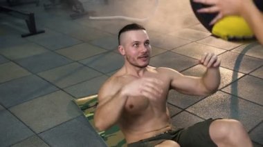 Kadın antrenör ile aerobik topu kullanarak abs egzersiz yapma Çekici spor adam.