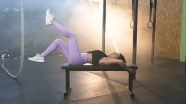 Spor salonunda bankta bacaklar odaklı genç kadın eğitim bacaklar.