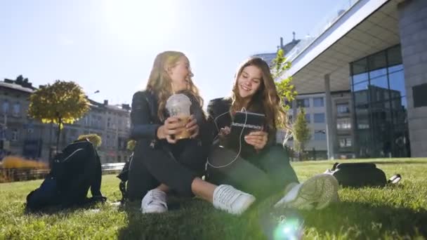 Přátelství, lidé a technika-šťastného dospívajících přátel, kteří používají počítač s tabletem v parku v centru města — Stock video