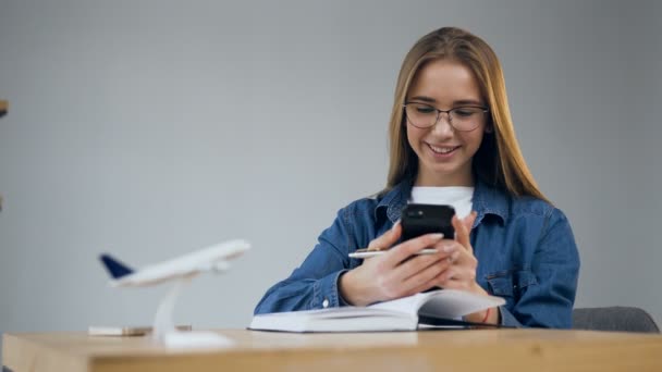 Atractiva mujer caucásica usando teléfono inteligente en casa . — Vídeos de Stock