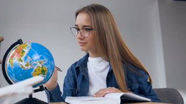 Sevimli beyaz kadının portresi evde dünyayı keşfediyor.