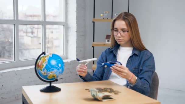 Atractiva mujer aburrida jugando con el avión de juguete y el coche . — Vídeos de Stock