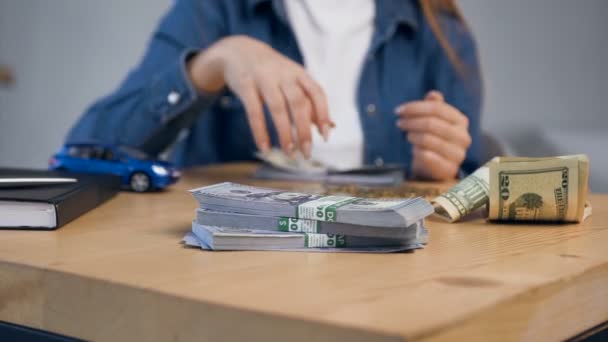 Young female hands counting money. — Stock Video