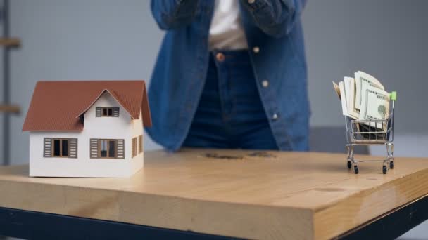 Mujer joven poniendo dinero en la mesa . — Vídeos de Stock