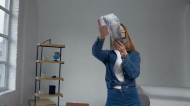 Seyahat için para atma güzel gülümseyen kadın.