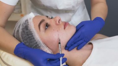 Güzellik kliniğinde yakışıklı genç kadın.