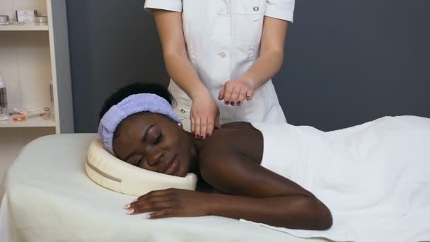 Spa salonunda masaj sırasında Afrikalı genç kadın. — Stok video