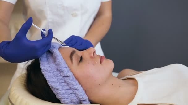 Aantrekkelijke jonge vrouw in de Beauty Clinic. — Stockvideo