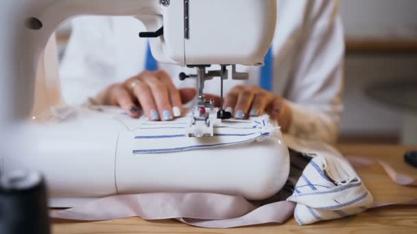 Female hands working on sewing machine. — Stock Video