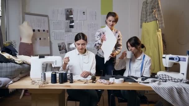 Team junger Designer im Büro. — Stockvideo