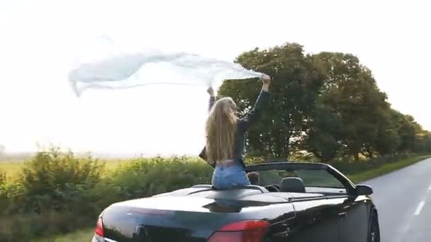 Hermoso joven hombre y mujer durante el viaje en el cabriolet sobre la naturaleza . — Vídeo de stock