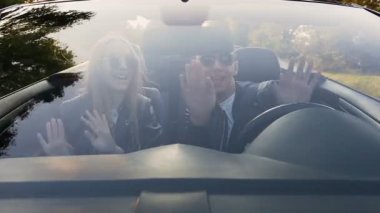 Cabriolet dans Mutlu genç çift.