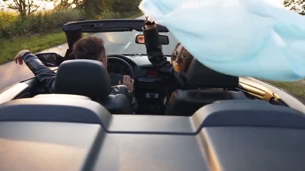 Νεαρό καυκάσιο ζευγάρι απολαμβάνει το ταξίδι στο cabriolet. — Αρχείο Βίντεο