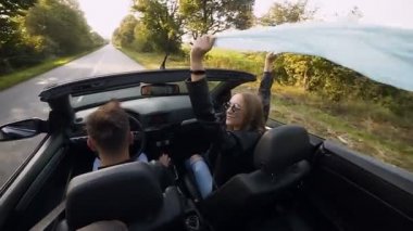 Mutlu genç çift cabriolet bir gezi zevk.