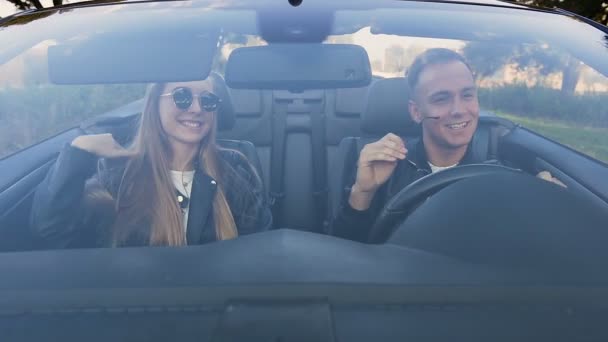 Jovem casal elegante se divertindo em cabriolet . — Vídeo de Stock