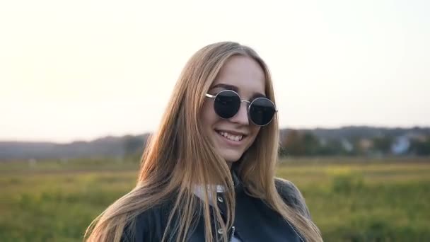 Wonderful young woman smiling to the camera. — Stock Video