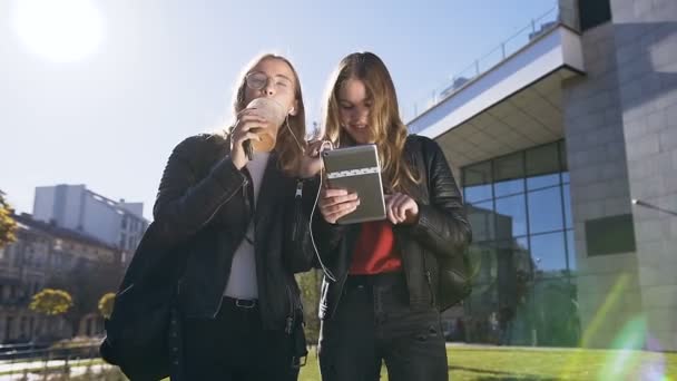 Amistad, gente y concepto tecnológico. - Felices amigos adolescentes caminando y utilizando la computadora tablet en el parque en el centro de la ciudad. Al aire libre — Vídeos de Stock