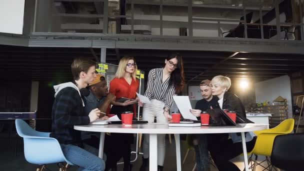 Grupo multiétnico de jóvenes hipsters discutiendo ideas de negocios . — Vídeos de Stock