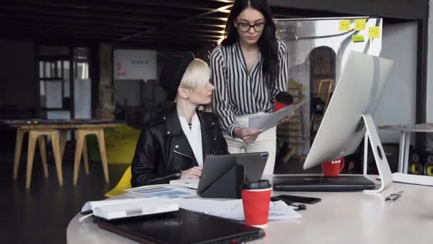 Multiethnische Gruppe junger Hipster, die im Büro arbeiten. — Stockvideo